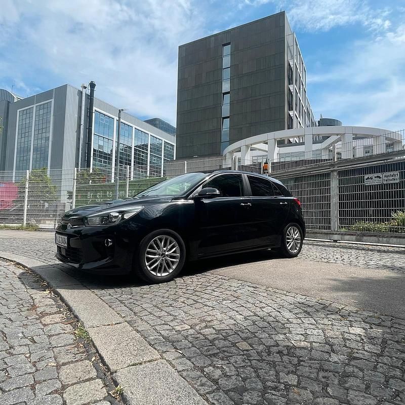 Schwarz Gebraucht 2017 Kia Rio Kleinwagen | 9.200 € (Etwas zu teuer) - Bild 1/4