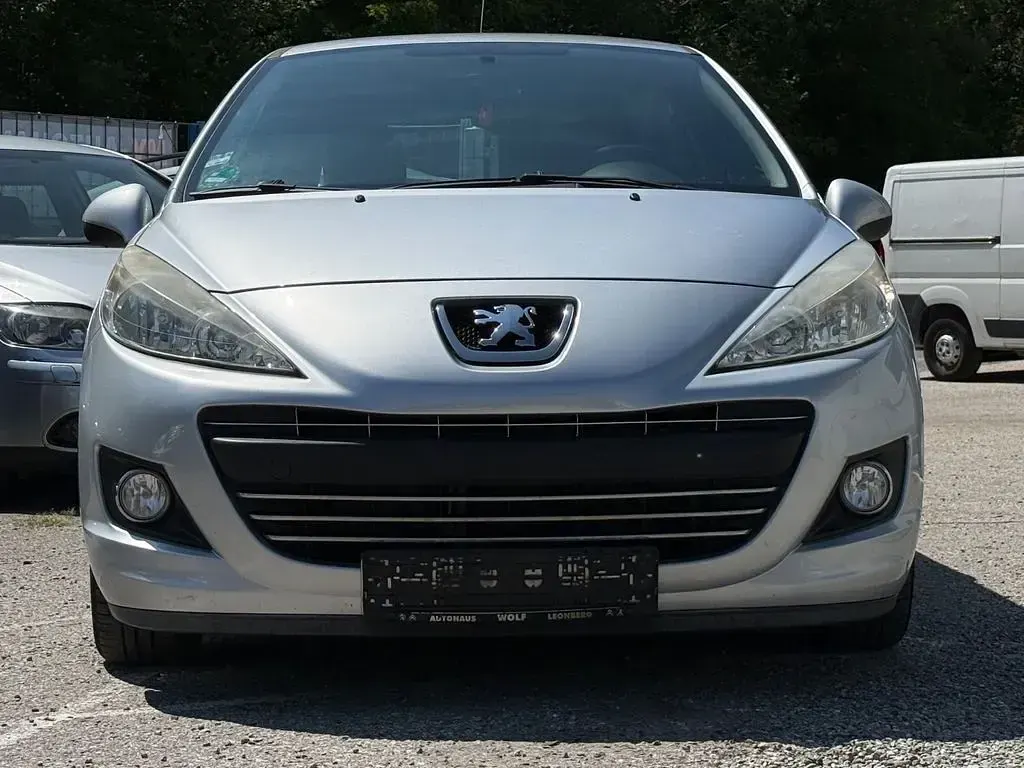 Gebraucht Peugeot 207 Tendance 95 PS (69 kW) 2011 Grau Kleinwagen