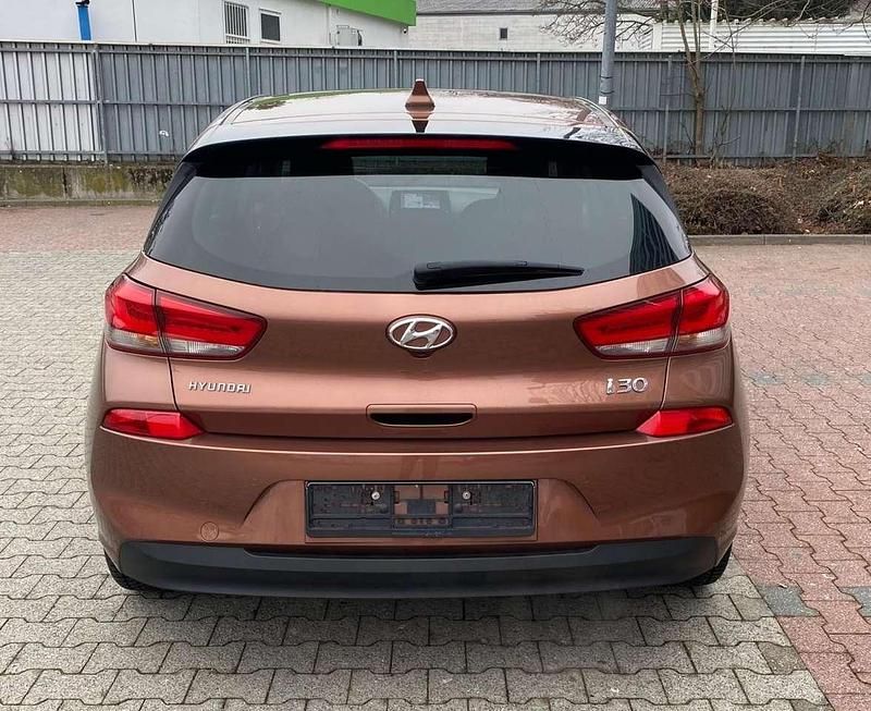 Gebraucht Hyundai i30 Comfort 120 PS (88 kW) 2017 Braun Limousine