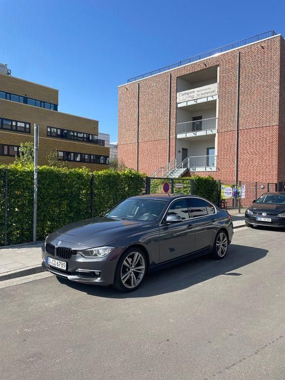 Grau Gebraucht 2013 BMW 320 Luxury Line Limousine | 12.100 € (Etwas zu teuer) - Bild 1/4
