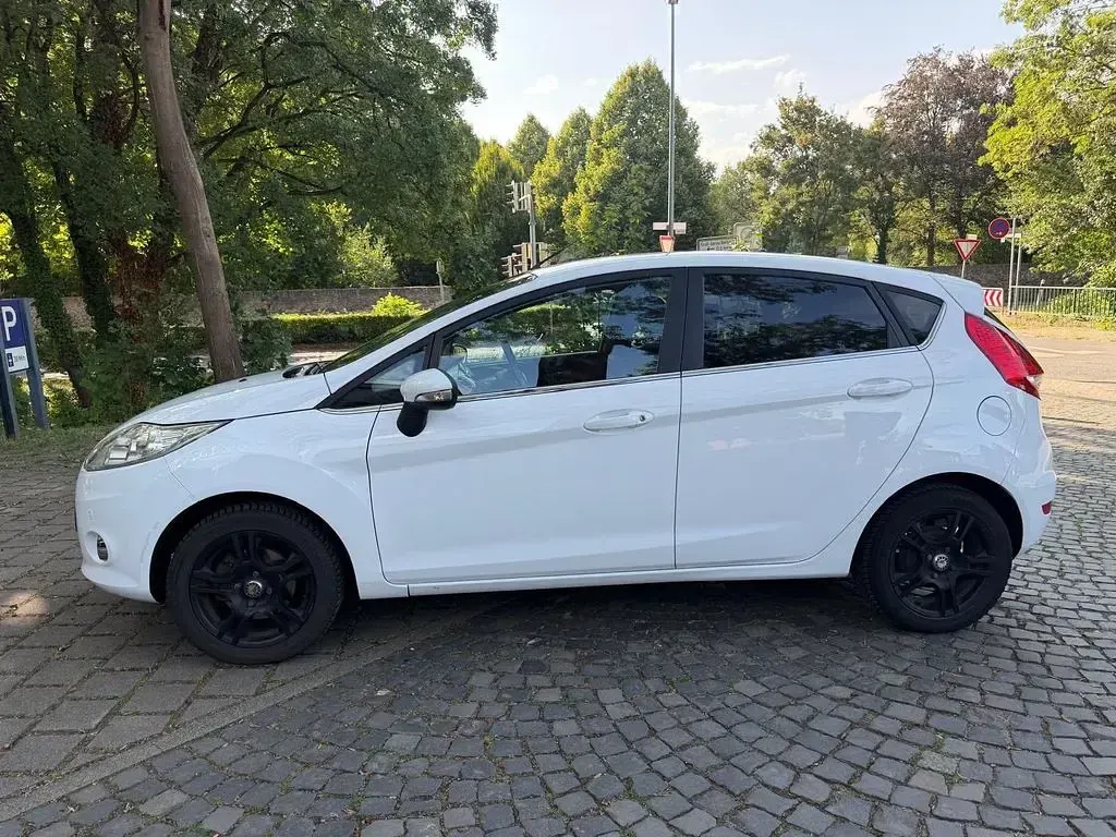 Gebraucht Ford Fiesta Titanium 97 PS (71 kW) 2010 Weiß Limousine