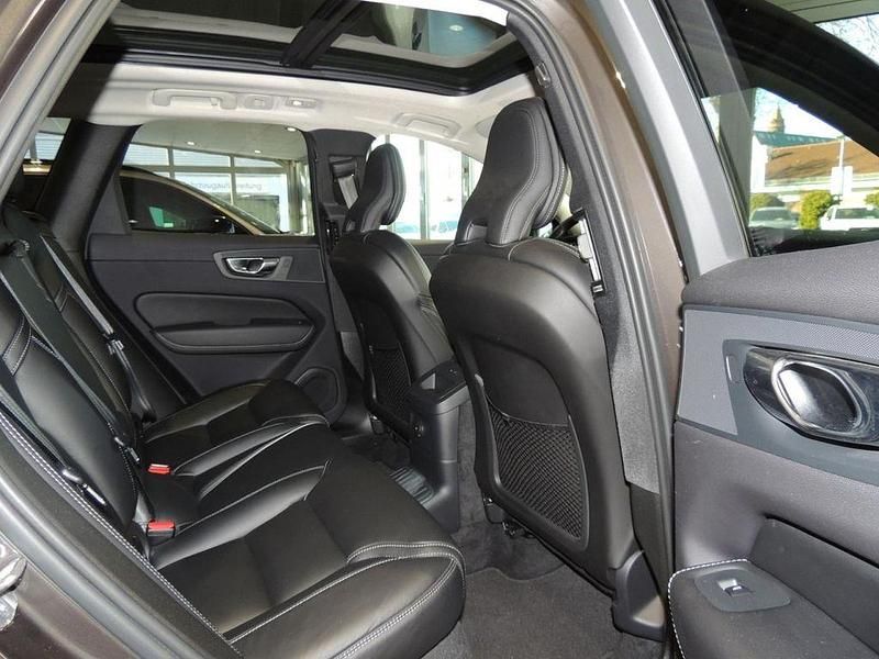 Gebraucht Volvo XC60 Plus 253 PS (186 kW) 2023 Grau SUV