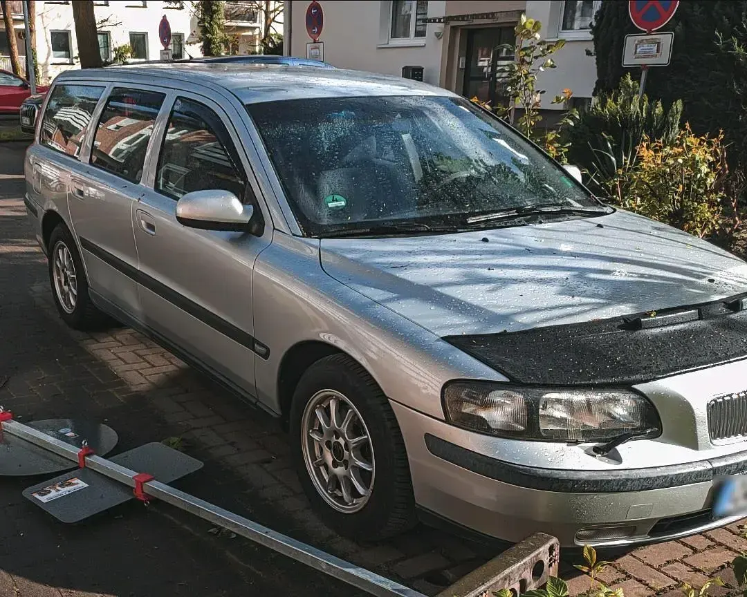 Second-hand Volvo V70 140 CP (102 kW) 2001 Argintiu Break