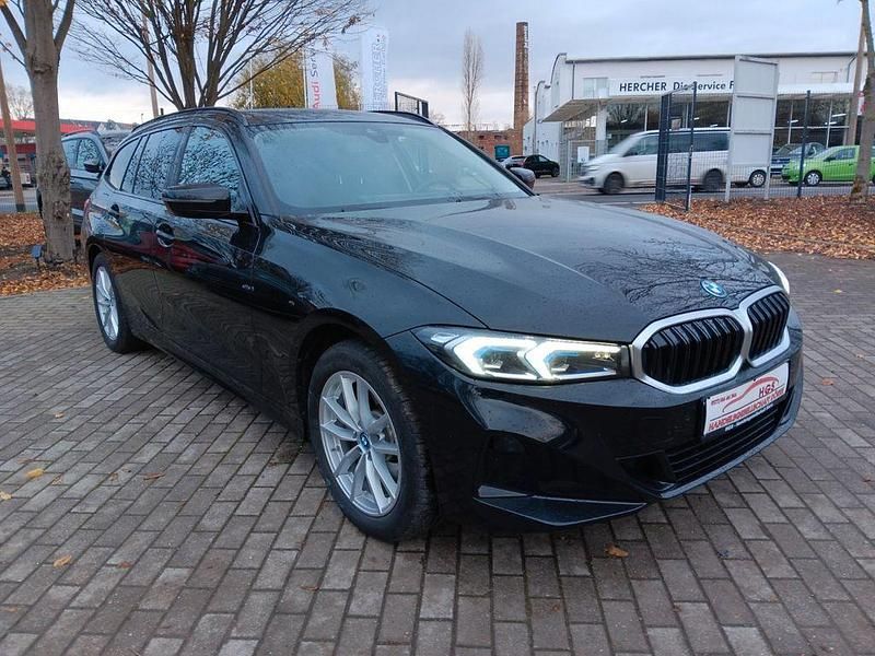 Gebraucht BMW 330e 184 PS (135 kW) 2023 Schwarz Kombi