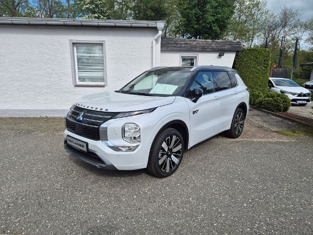 Weiß Neu 2025 Mitsubishi Outlander P-HEV Top SUV | 55.490 € - Bild 1/4
