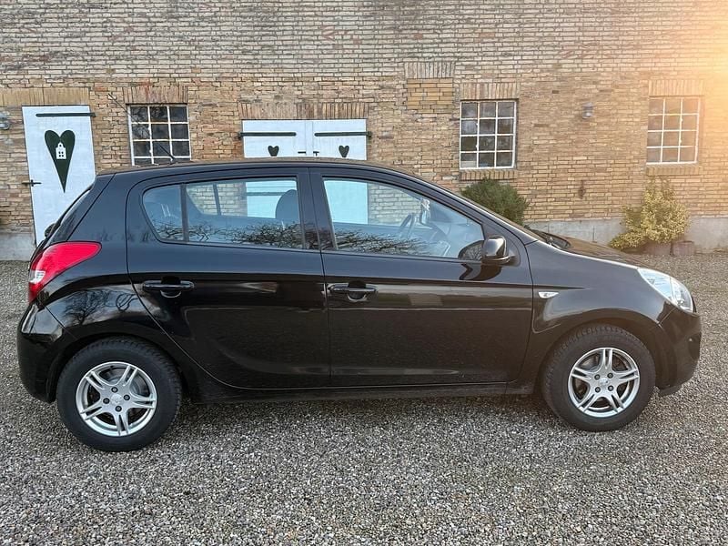 Gebraucht Hyundai i20 75 PS (55 kW) 2012 Schwarz Limousine