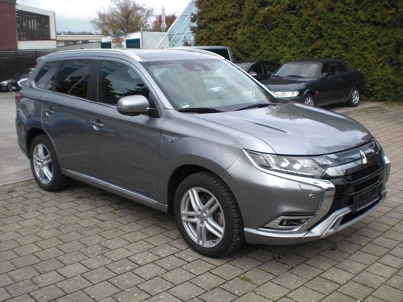 Grau Gebraucht 2021 Mitsubishi Outlander P-HEV Top SUV | 24.950 € (Fairer Preis) - Bild 1/4