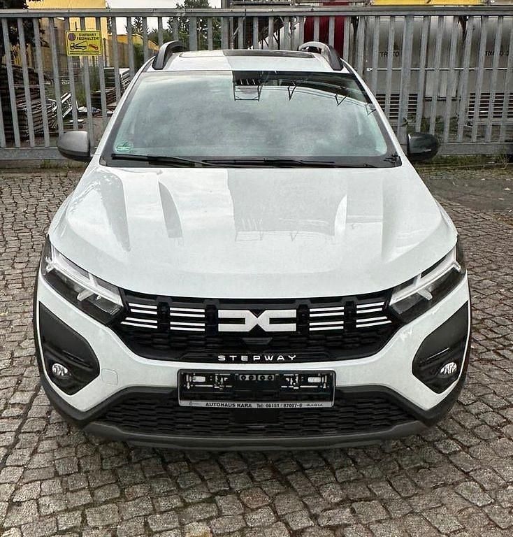 Weiß Gebraucht 2023 Dacia Sandero Expression Kleinwagen | 15.500 € (Guter Preis) - Bild 1/4