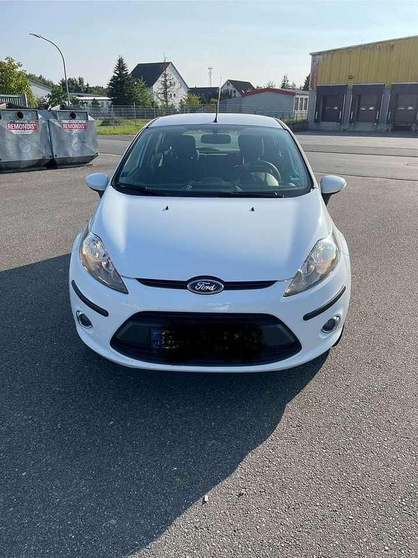 Weiß Gebraucht 2012 Ford Fiesta Trend Kleinwagen | 4.790 € (Fairer Preis) - Bild 1/4