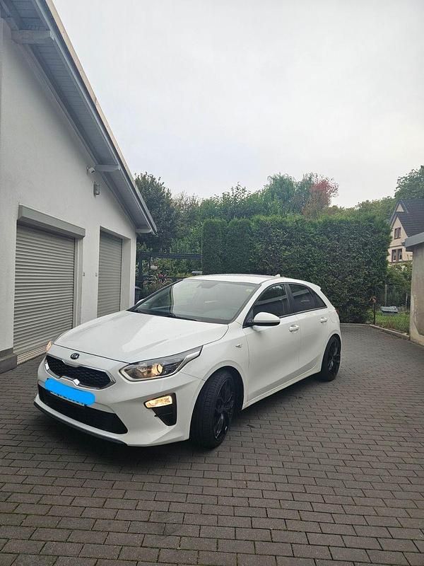 Weiß Gebraucht 2018 Kia Ceed Edition 7 Kleinwagen | 10.500 € (Fairer Preis) - Bild 1/4