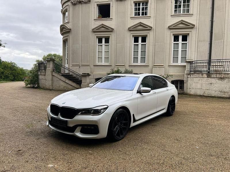 Weiß Gebraucht 2016 BMW 750 M Sport Limousine | 35.900 € (Guter Preis) - Bild 1/4