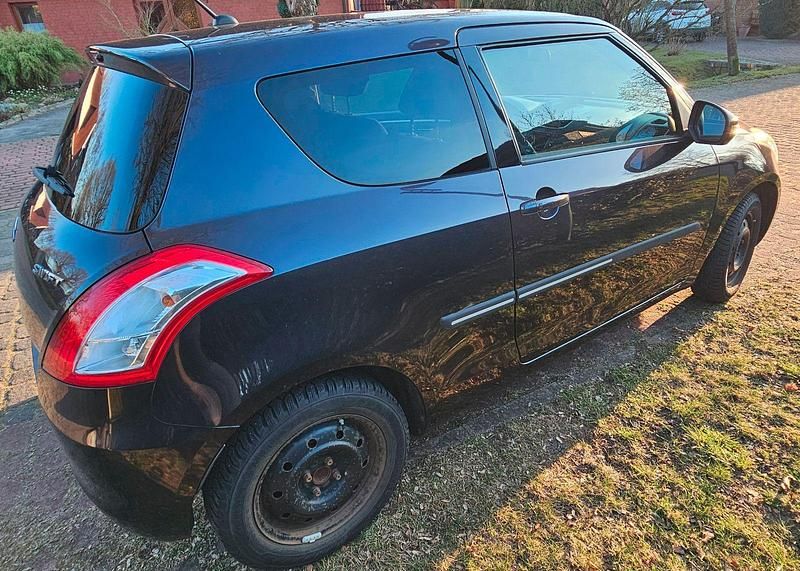Gebraucht Suzuki Swift Comfort 94 PS (69 kW) 2015 Schwarz Kleinwagen