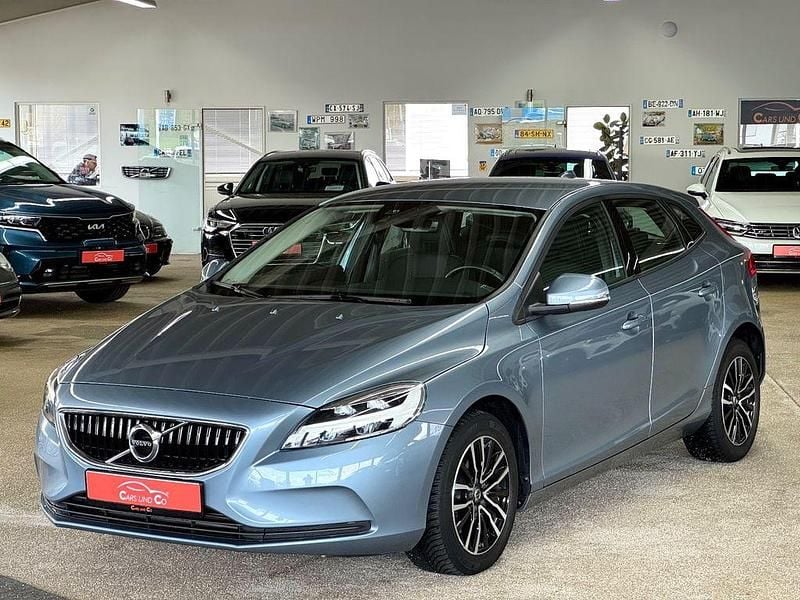 Grau Gebraucht 2017 Volvo V40 Momentum Kombi | 14.990 € (Guter Preis) - Bild 1/4