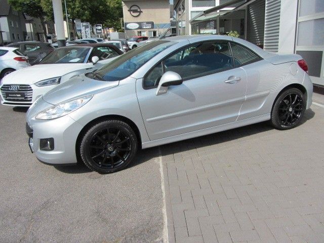 Grau Gebraucht 2013 Peugeot 207 CC Allure Cabrio | 6.990 € (Etwas zu teuer) - Bild 1/4