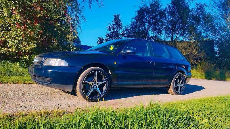 Blau Gebraucht 1998 Audi A4 Kombi | 650 € (Superpreis) - Bild 1/4