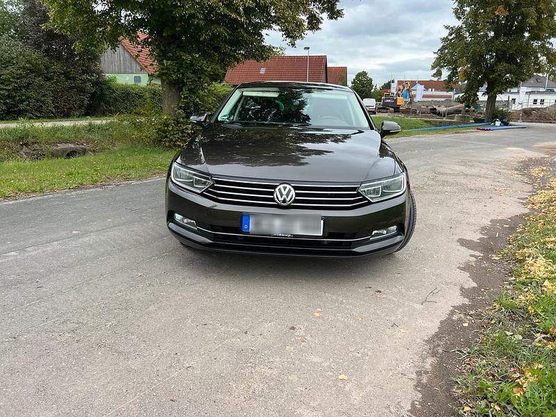 Braun Gebraucht 2016 VW Passat Limousine | 11.900 € (Fairer Preis) - Bild 1/4