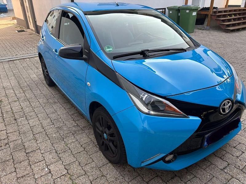 Blau Gebraucht 2015 Toyota Aygo X-cite Kleinwagen | 6.199 € (Fairer Preis) - Bild 1/4