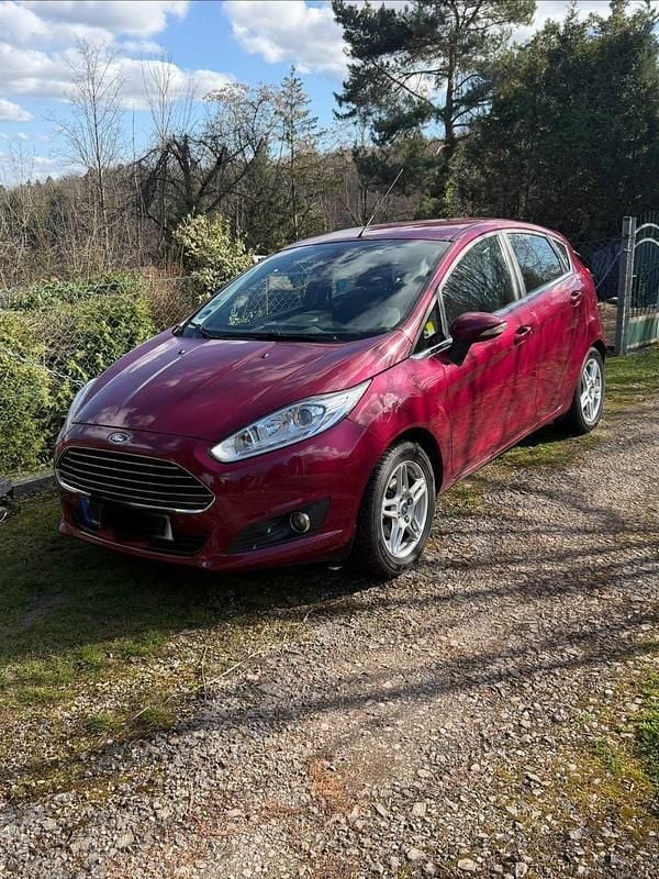 Gebraucht Ford Fiesta Titanium 101 PS (74 kW) 2013 Rot Kleinwagen