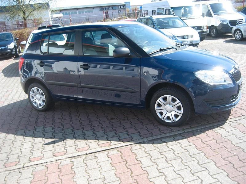 Gebraucht Skoda Fabia 70 PS (51 kW) 2012 Blau Kleinwagen