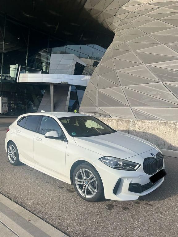 Weiß Gebraucht 2022 BMW 118 Sport Line Kleinwagen | 21.800 € (Fairer Preis) - Bild 1/4