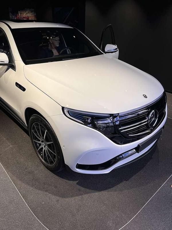 Weiß Gebraucht 2023 Mercedes EQC400 SUV | 53.000 € - Bild 1/4