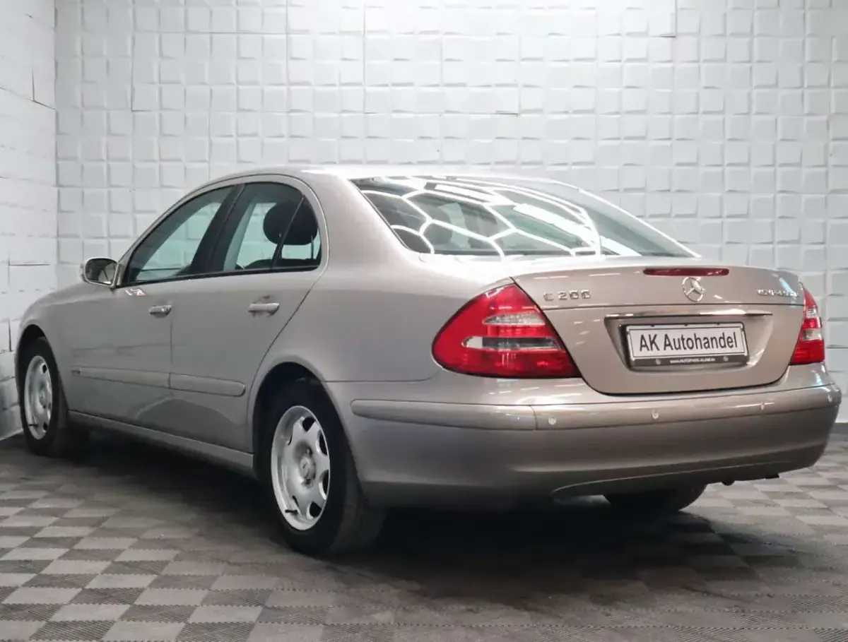 Usado Mercedes E200 163 CV (119 kW) 2005 Plateado Berlina