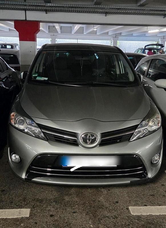 Grau Gebraucht 2014 Toyota Verso Van / Kleinbus | 8.999 € (Guter Preis) - Bild 1/4