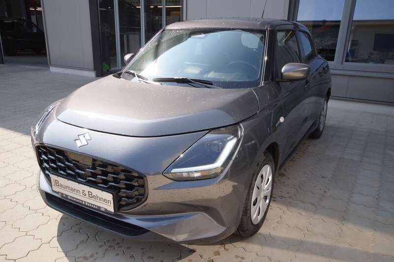 Mineral gray Neu 2025 Suzuki Swift Club Limousine | 21.470 € - Bild 1/4