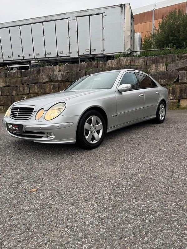 Brillantsilber metalliclack Gebraucht 2003 Mercedes E320 Avantgarde Limousine | 6.490 € (Fairer Preis) - Bild 1/4