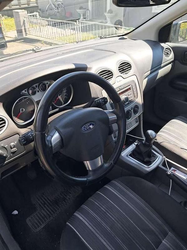 Second-hand Ford Focus 101 CP (74 kW) 2011 Negru Break