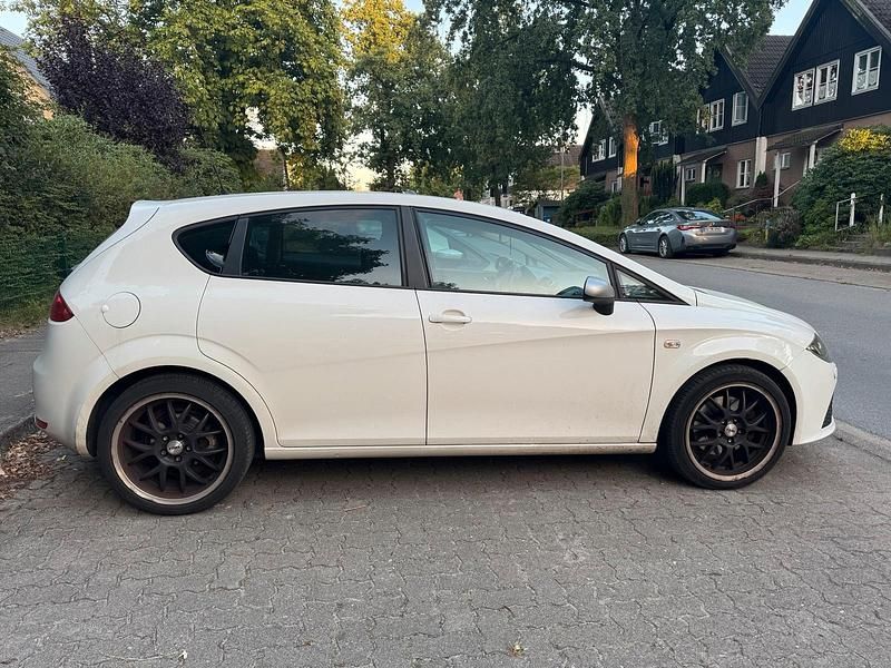 Weiß Gebraucht 2008 Seat Leon FR Kleinwagen | 4.000 € - Bild 1/4