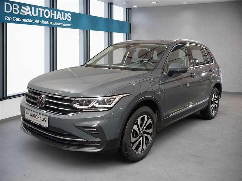 Grau Gebraucht 2023 VW Tiguan Active SUV | 28.580 € (Fairer Preis) - Bild 1/4
