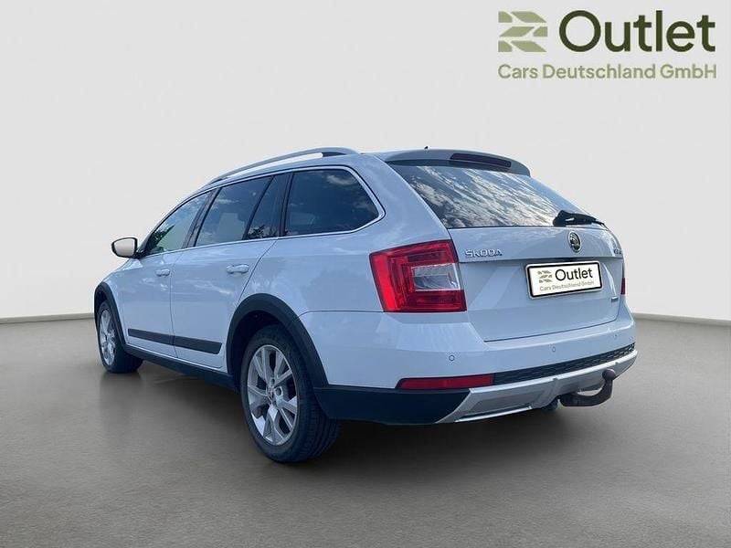 Gebraucht Skoda Octavia Scout 4x4 179 PS (131 kW) 2015 Moonweiss metallic Kombi