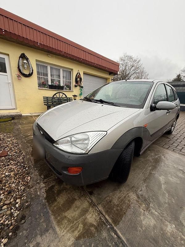 Gebraucht Ford Focus Trend 116 PS (85 kW) 2001 Silber Limousine