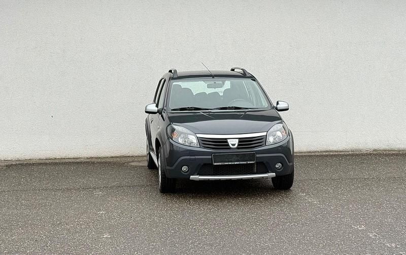 Grau Gebraucht 2010 Dacia Sandero Stepway Kleinwagen | 4.499 € (Etwas zu teuer) - Bild 1/4