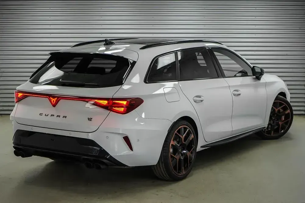 Neu Cupra Leon VZ 333 PS (244 kW) 2026 Nevada white metallic (2y) Kombi