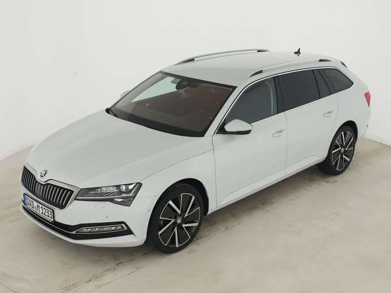 Gebraucht Skoda Superb Style 150 PS (110 kW) 2023 Moonweiß perleffekt Kombi