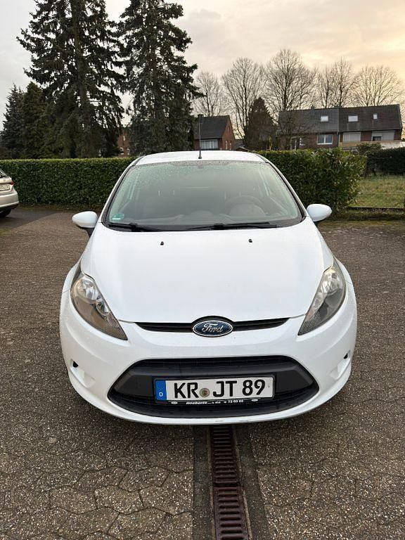 Gebraucht Ford Fiesta 60 PS (44 kW) 2010 Weiß Kleinwagen