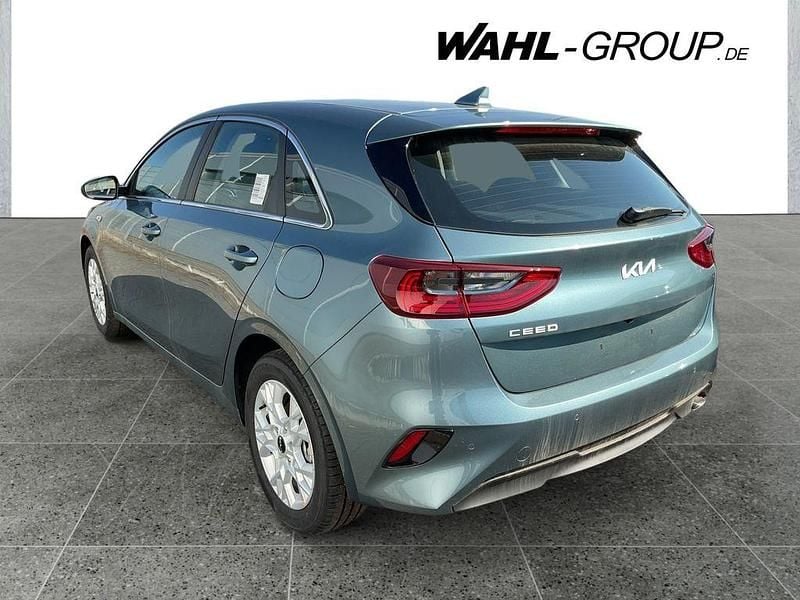 Neu Kia Ceed 99 PS (72 kW) 2026 Grau Kleinwagen