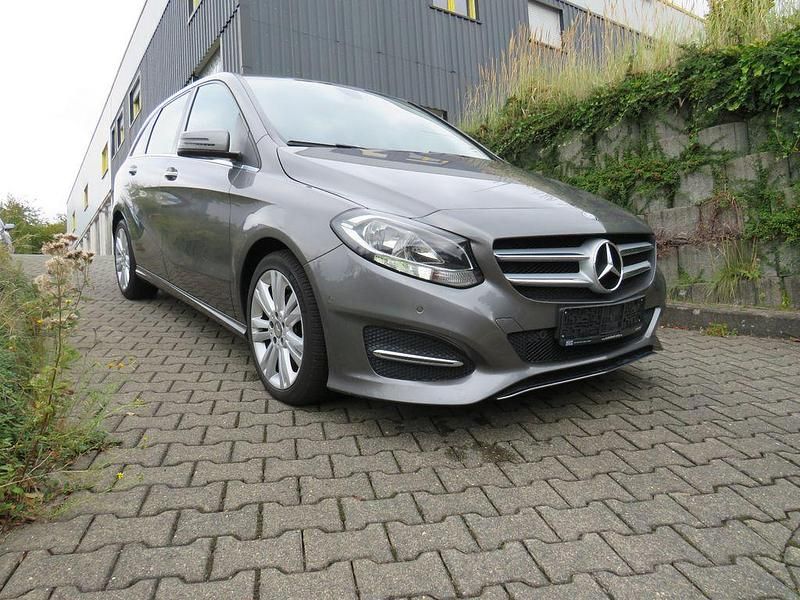 Grau Gebraucht 2016 Mercedes B180 Van / Kleinbus | 13.190 € (Fairer Preis) - Bild 1/4