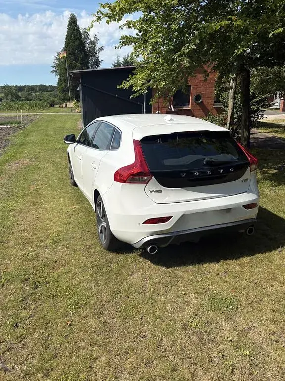 Gebraucht Volvo V40 R-Design 122 PS (89 kW) 2018 Weiß Limousine