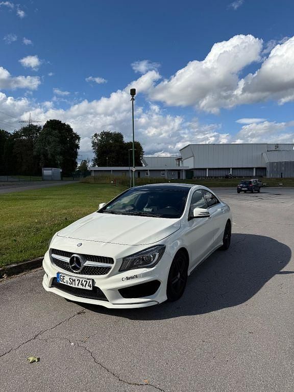 Weiß Gebraucht 2014 Mercedes CLA200 AMG line Limousine | 13.990 € (Fairer Preis) - Bild 1/4