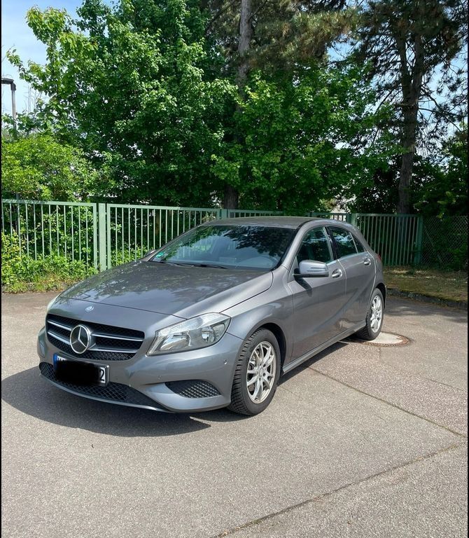 Grau Gebraucht 2013 Mercedes A180 Limousine | 7.300 € (Fairer Preis) - Bild 1/4