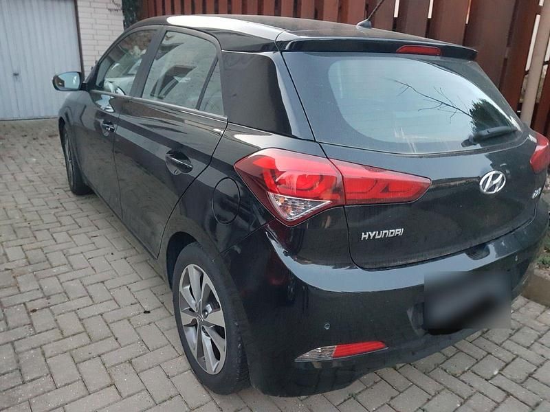Gebraucht Hyundai i20 YES! Silver 84 PS (61 kW) 2015 Schwarz Kleinwagen
