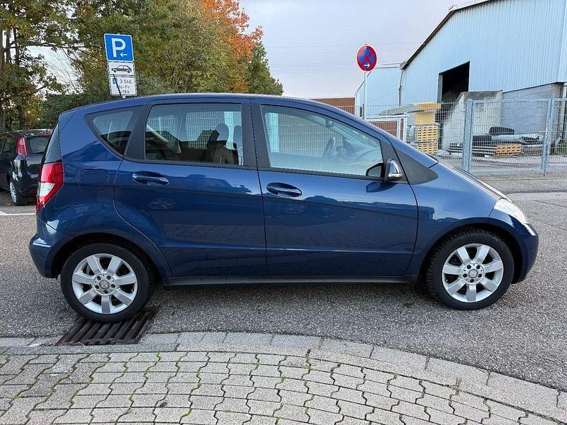 Gebraucht Mercedes A180 109 PS (80 kW) 2012 Blau Limousine