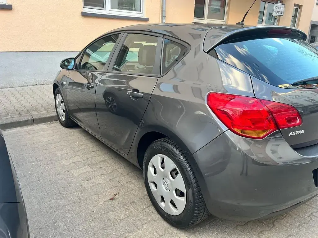 Używany Opel Astra Selection 87 KM (63 kW) 2011 Szary Sedan/Limuzyna