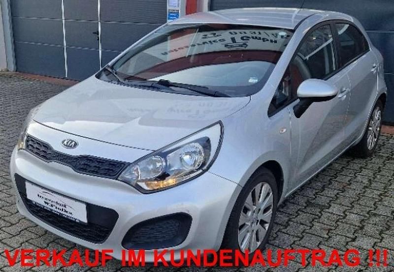 Brilliantsilbermetallic Gebraucht 2011 Kia Rio Edition 7 Limousine | 4.250 € (Guter Preis) - Bild 1/4