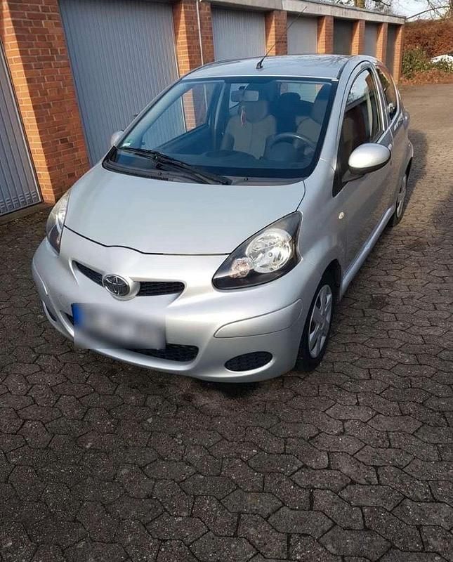 Grau Gebraucht 2008 Toyota Aygo Kleinwagen | 1.700 € (Guter Preis) - Bild 1/4