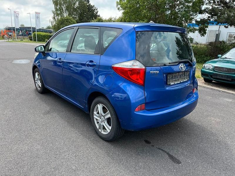 Gebraucht Toyota Verso-S Life 99 PS (72 kW) 2012 Blau Van / Kleinbus