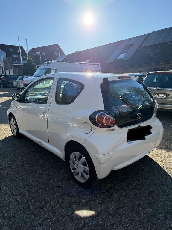 Gebraucht Toyota Aygo 68 PS (50 kW) 2012 Weiß Kleinwagen